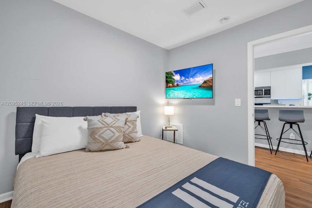 For Sale: $1,450,000 (3 beds, 2 baths, 1092 Square Feet)