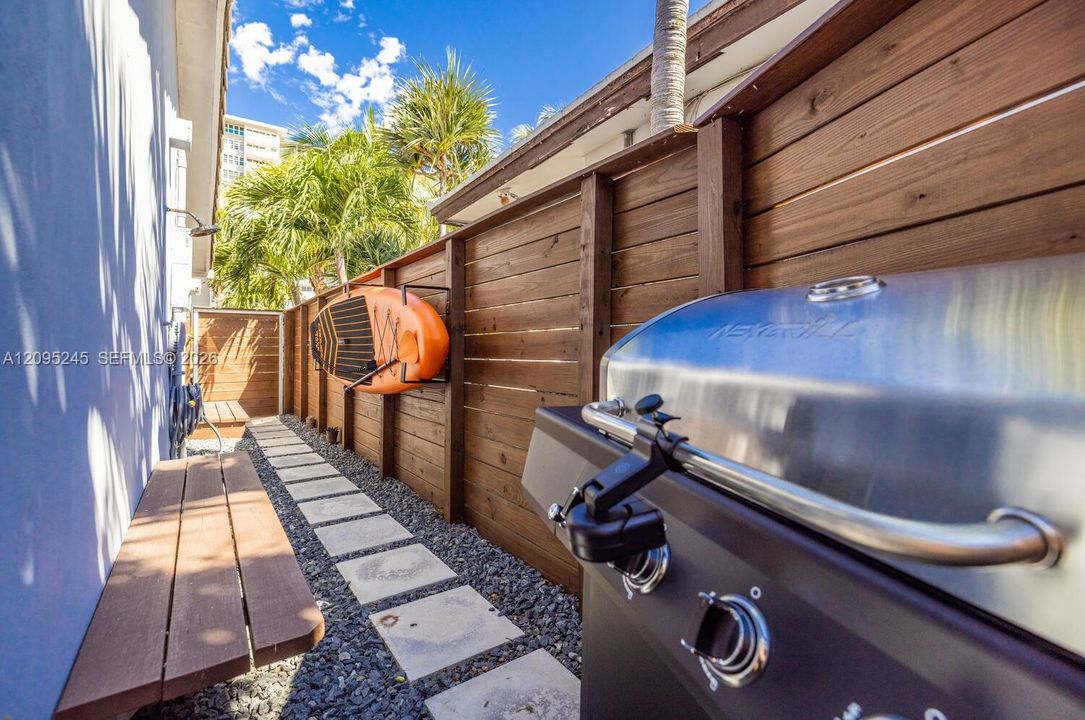 For Sale: $1,450,000 (3 beds, 2 baths, 1092 Square Feet)