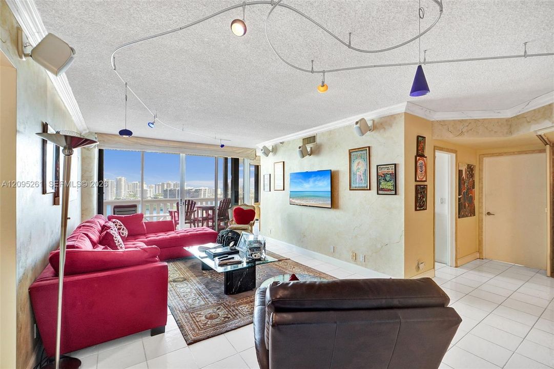 For Sale: $550,000 (2 beds, 2 baths, 1607 Square Feet)
