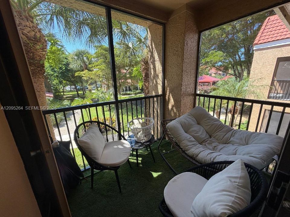 For Rent: $1,800 (1 beds, 1 baths, 588 Square Feet)