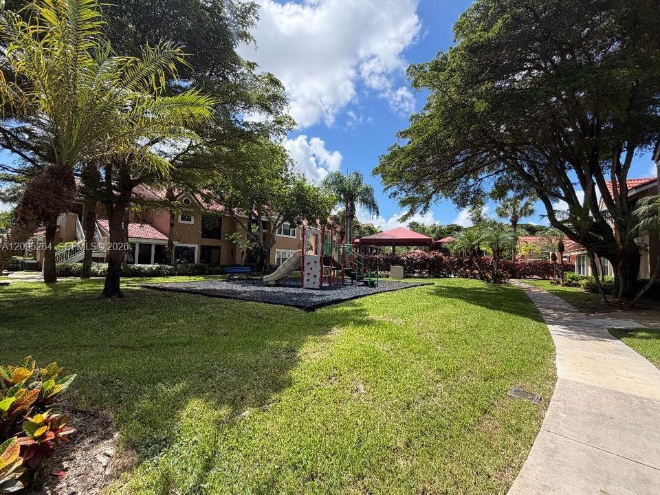 For Rent: $1,800 (1 beds, 1 baths, 588 Square Feet)