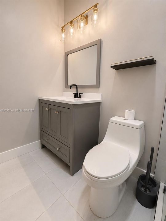 Secondary full bathroom