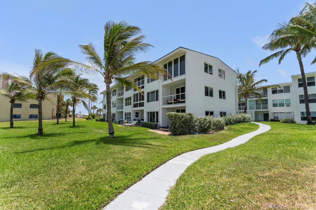 1041 Hillsboro Mile Apt 5-27