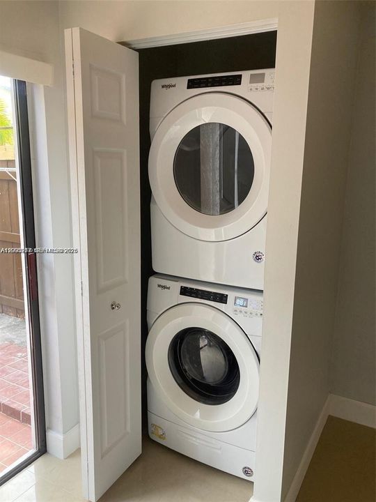 For Rent: $2,000 (1 beds, 1 baths, 624 Square Feet)
