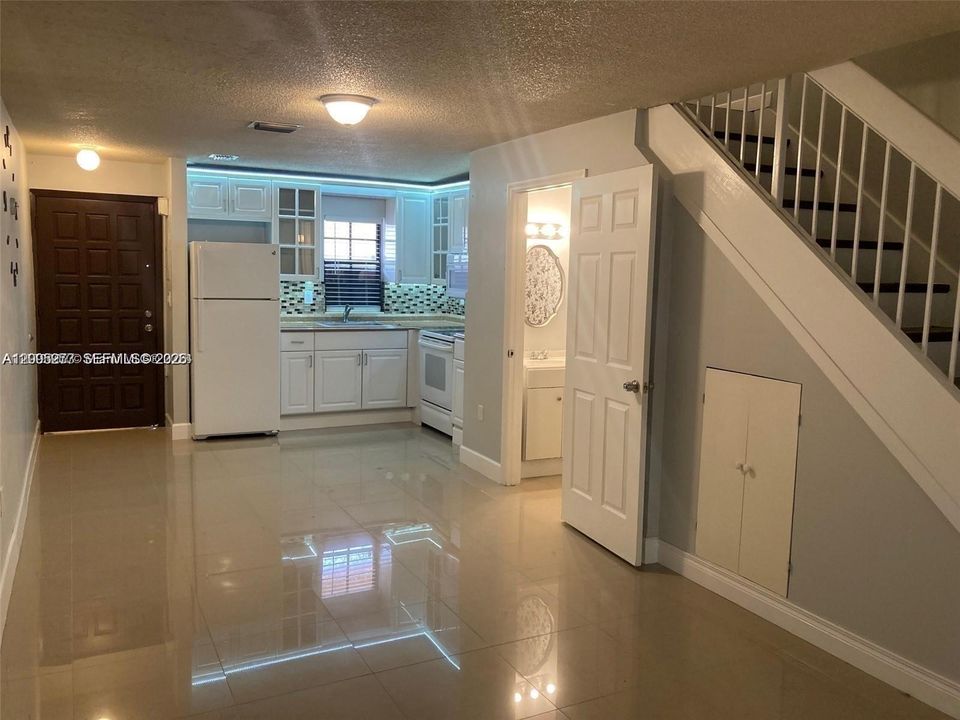 For Rent: $2,000 (1 beds, 1 baths, 624 Square Feet)