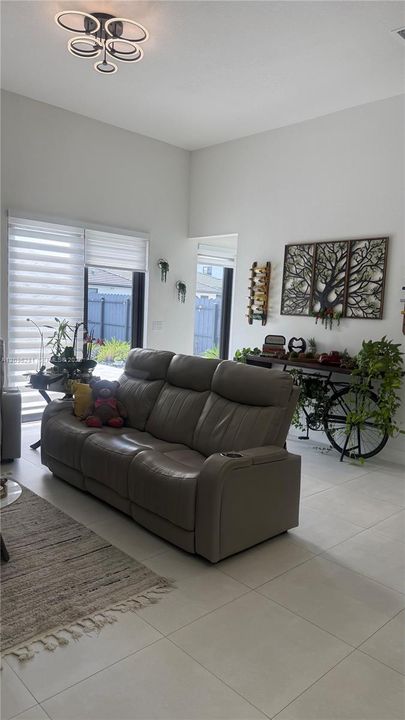 For Rent: $6,200 (4 beds, 4 baths, 2702 Square Feet)