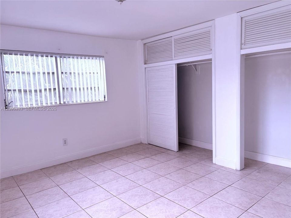 Ample masterbedroom with walking closet