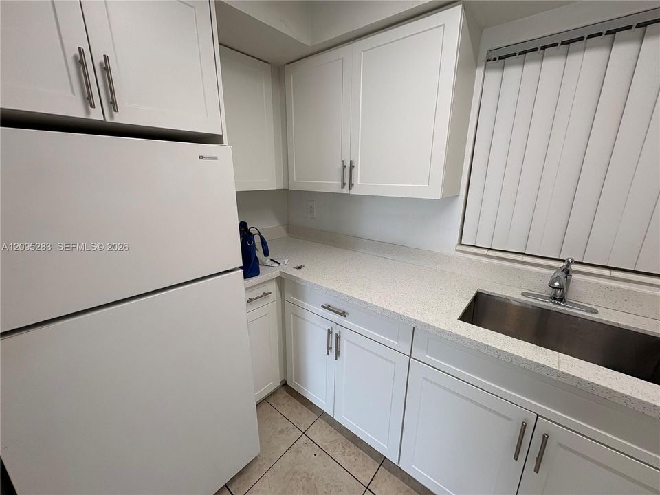 Kitchen with a refri with two doors