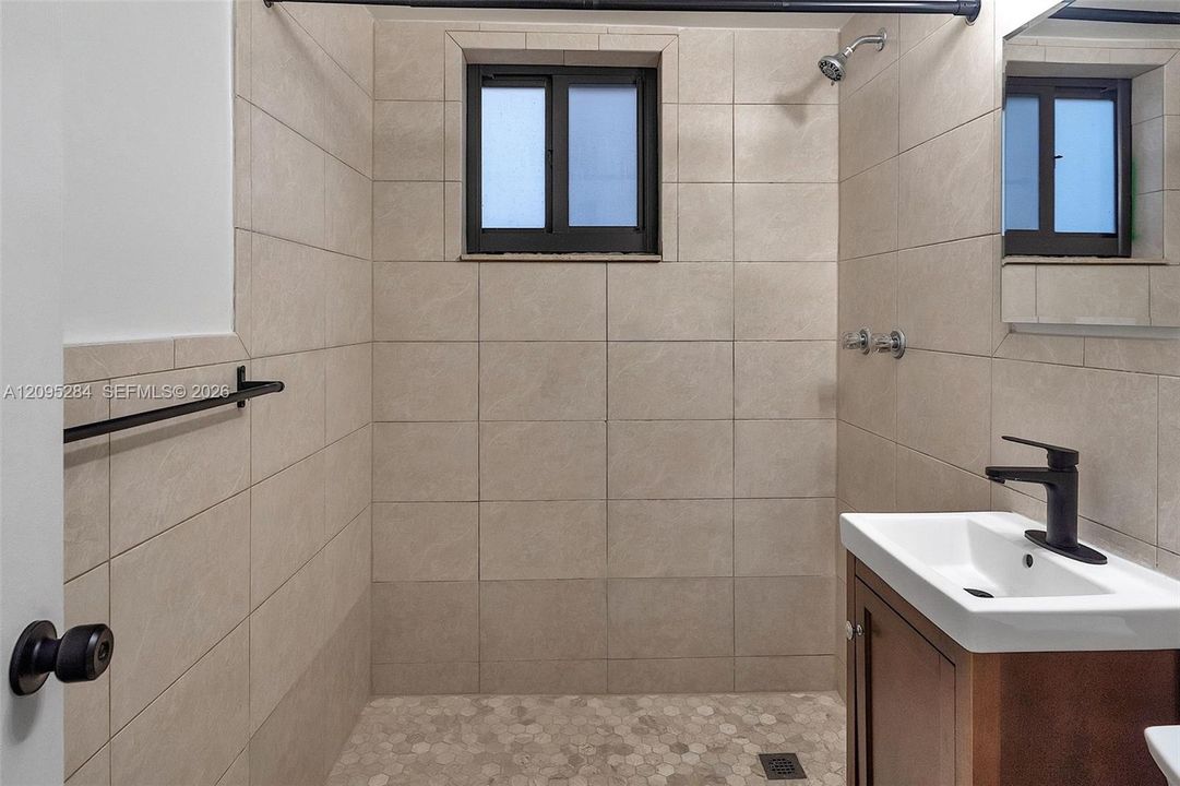 For Rent: $2,300 (2 beds, 1 baths, 675 Square Feet)