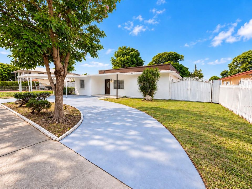 For Rent: $4,000 (3 beds, 1 baths, 1040 Square Feet)