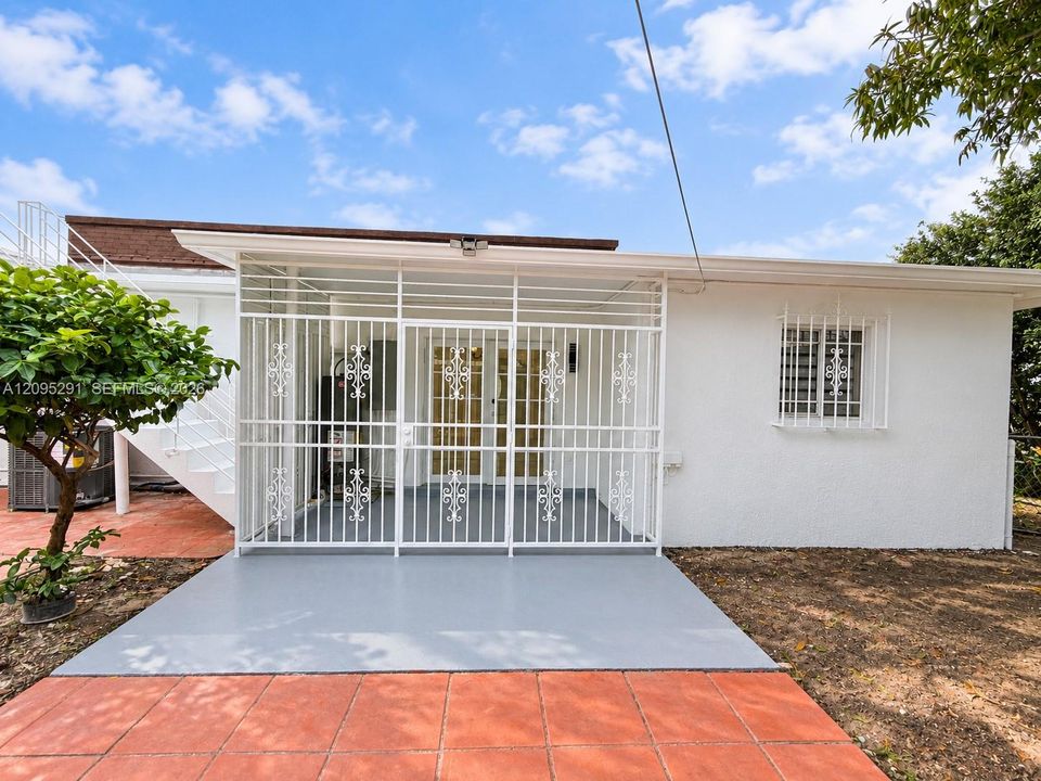 For Rent: $4,000 (3 beds, 1 baths, 1040 Square Feet)