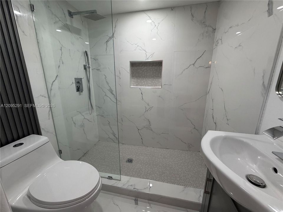 For Rent: $4,000 (3 beds, 1 baths, 1040 Square Feet)