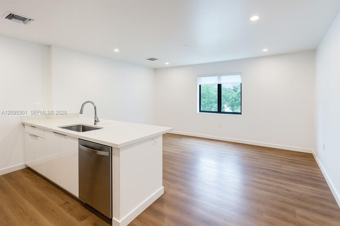 For Rent: $1,900 (1 beds, 1 baths, 590 Square Feet)