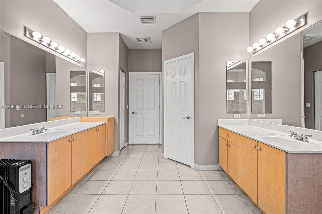 For Sale: $970,000 (4 beds, 3 baths, 2829 Square Feet)