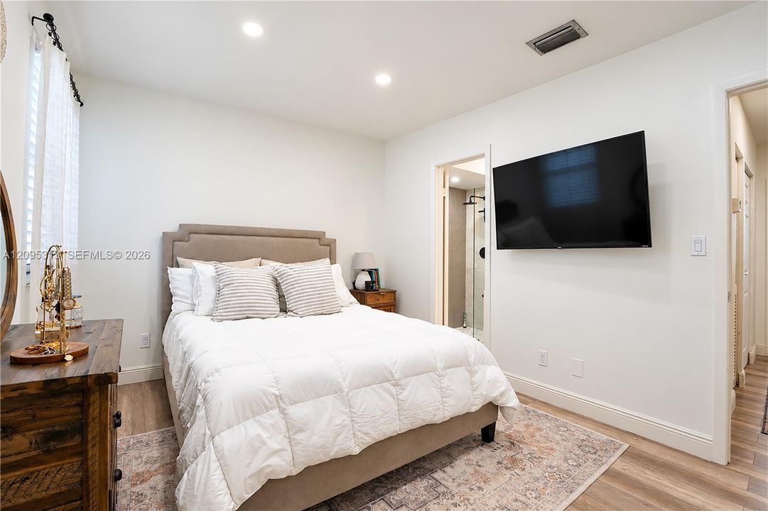 Active With Contract: $424,900 (2 beds, 2 baths, 1224 Square Feet)