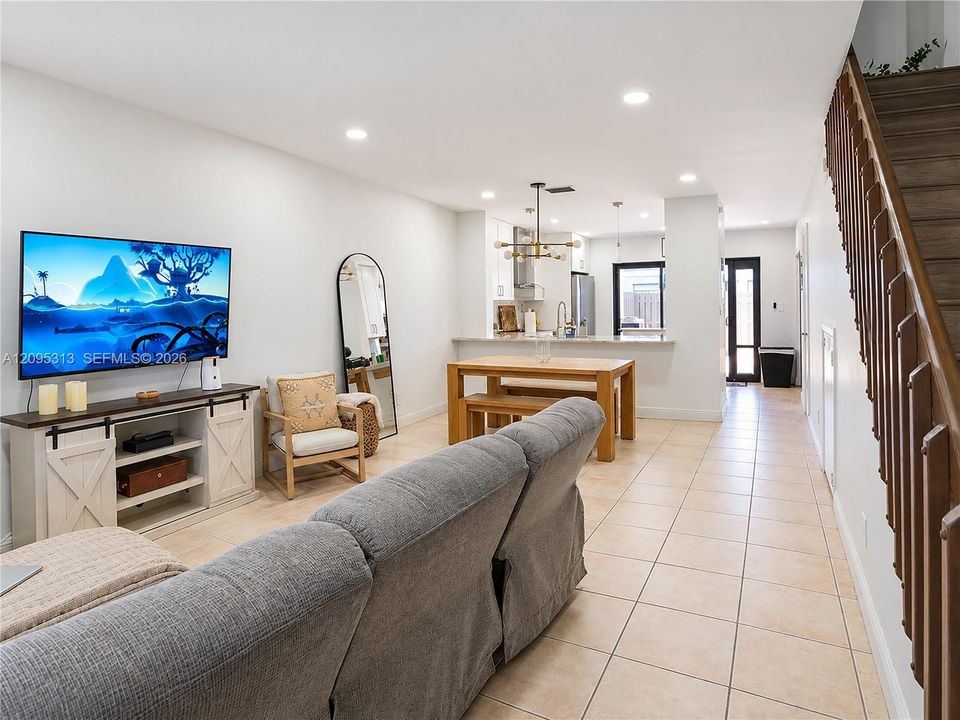 Active With Contract: $424,900 (2 beds, 2 baths, 1224 Square Feet)