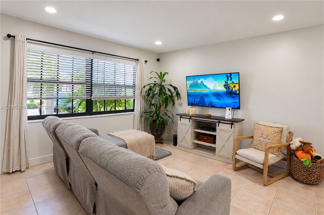 Active With Contract: $424,900 (2 beds, 2 baths, 1224 Square Feet)