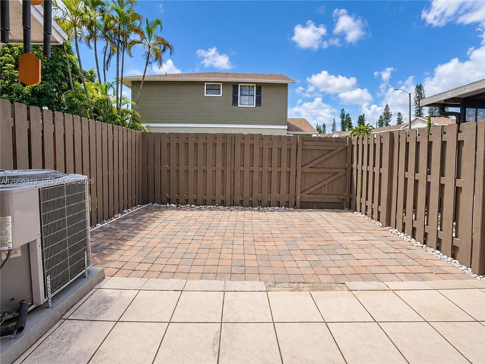 Active With Contract: $424,900 (2 beds, 2 baths, 1224 Square Feet)