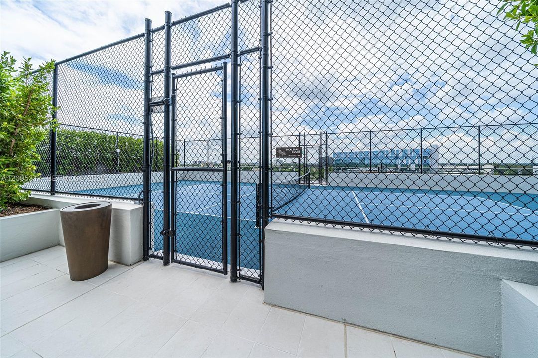 For Rent: $9,800 (2 beds, 3 baths, 1481 Square Feet)