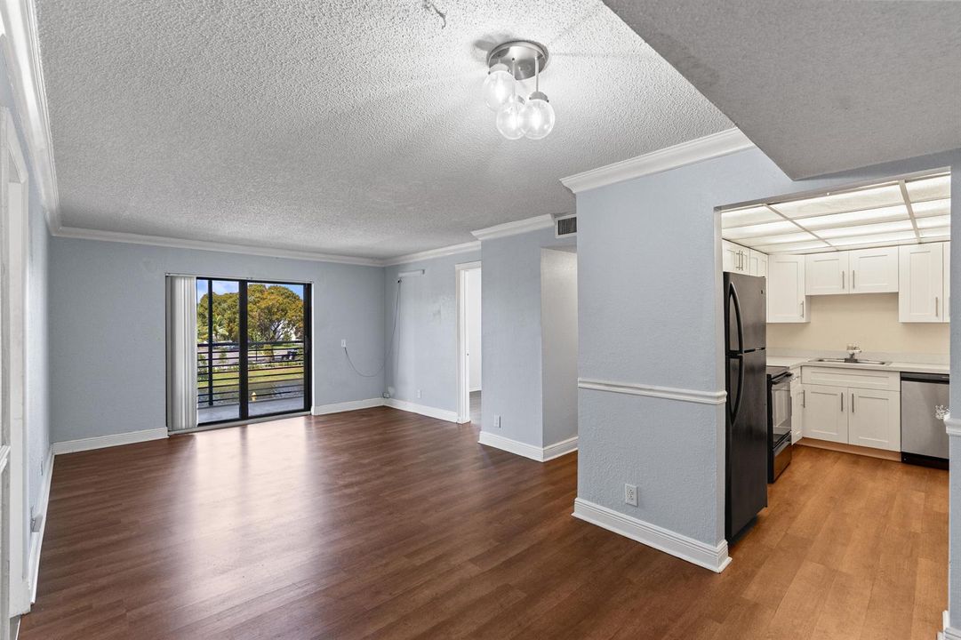 Kitchen/Living Room Area