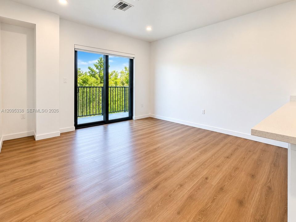 For Rent: $2,550 (2 beds, 2 baths, 904 Square Feet)