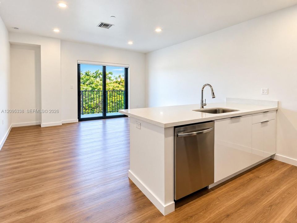 For Rent: $2,550 (2 beds, 2 baths, 904 Square Feet)