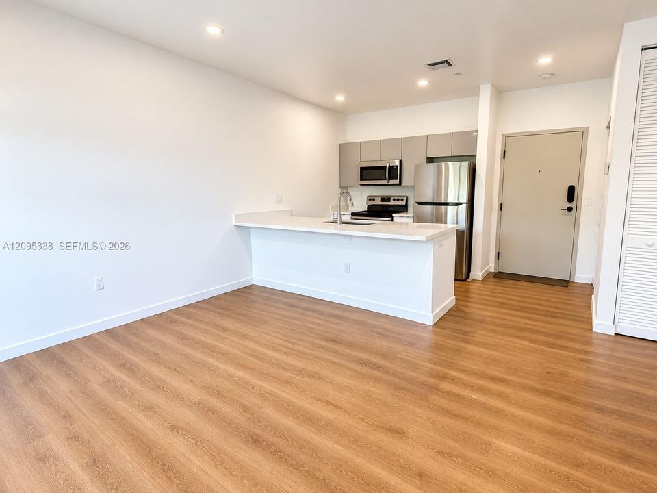 For Rent: $2,550 (2 beds, 2 baths, 904 Square Feet)