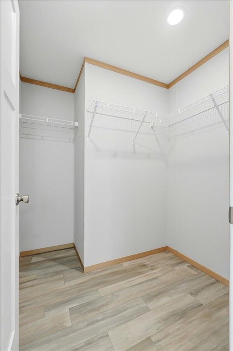 28-Walk-in Closet