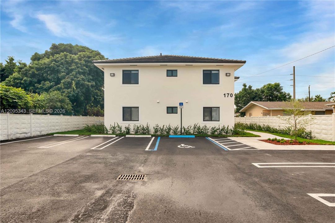 For Rent: $2,300 (2 beds, 2 baths, 1100 Square Feet)