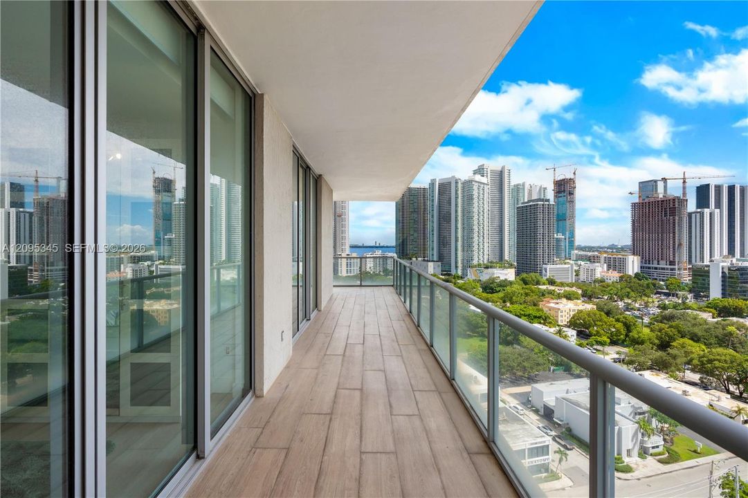 出租: $5,100 (2 贝兹, 2 浴室, 1081 平方英尺)