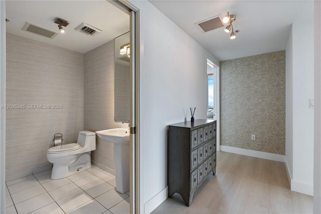 出租: $5,100 (2 贝兹, 2 浴室, 1081 平方英尺)