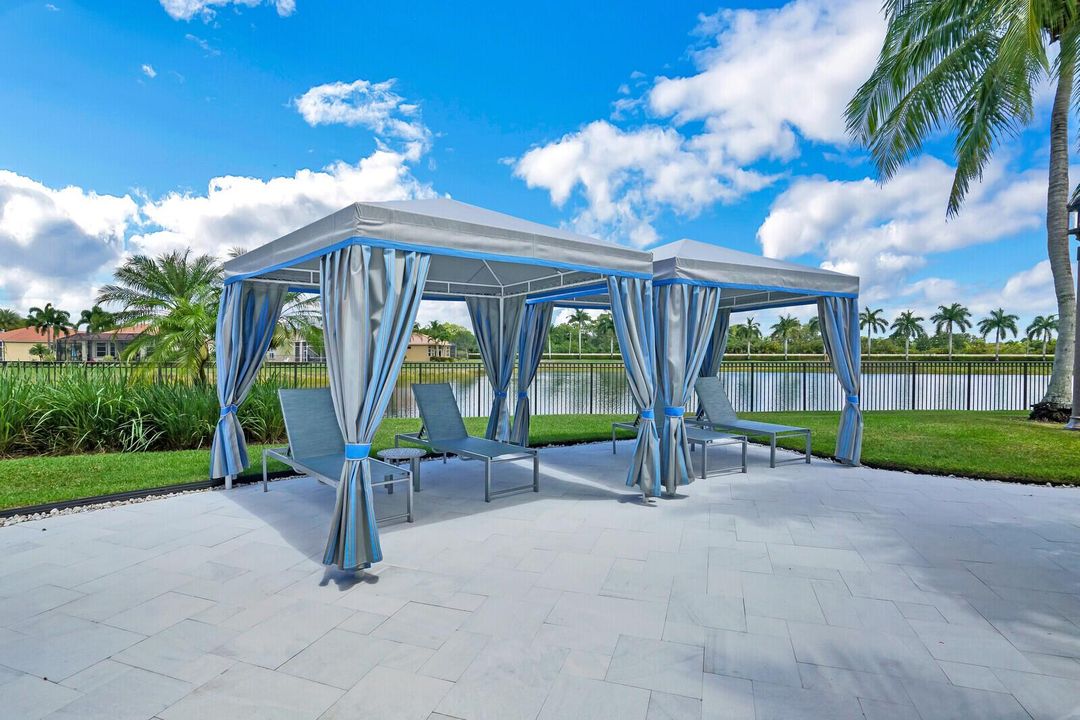 BV - Pool Cabanas 1