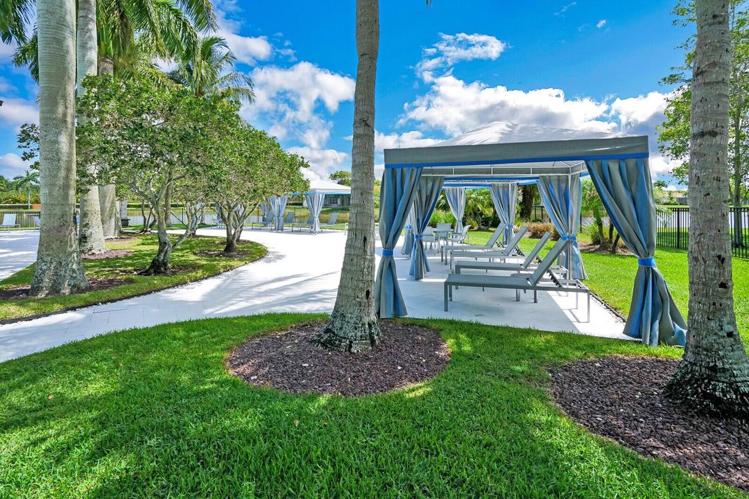 BV - Pool Cabanas 2