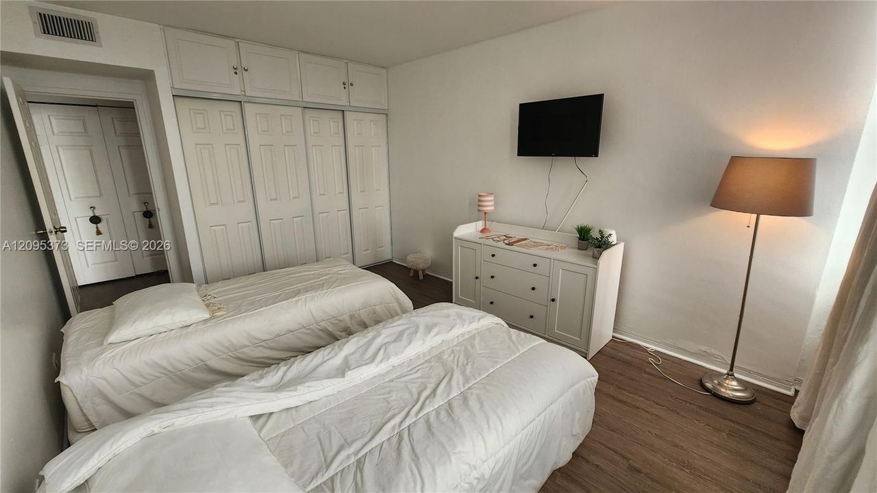 For Sale: $365,000 (2 beds, 2 baths, 1045 Square Feet)