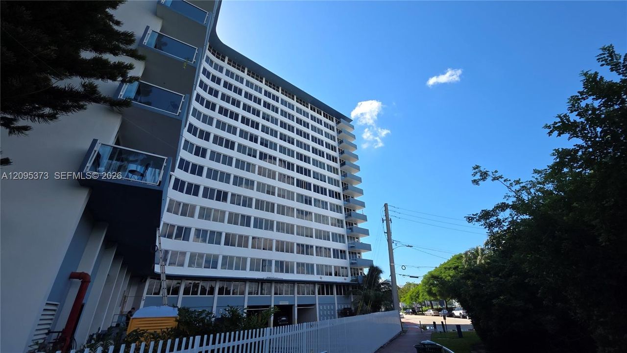 For Sale: $365,000 (2 beds, 2 baths, 1045 Square Feet)