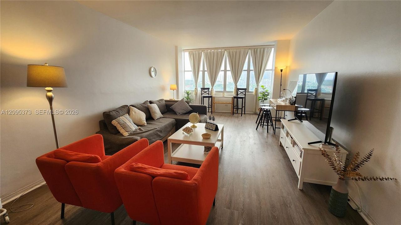 For Sale: $365,000 (2 beds, 2 baths, 1045 Square Feet)