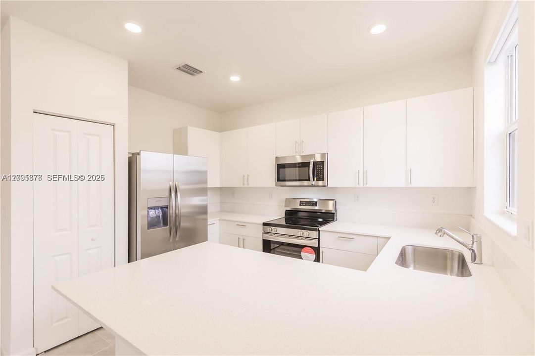 Recently Rented: $2,550 (3 beds, 2 baths, 1442 Square Feet)