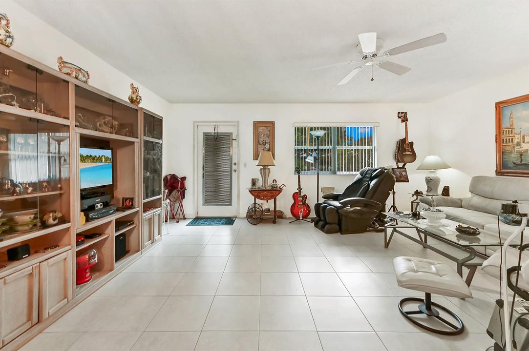 07 Living room 04