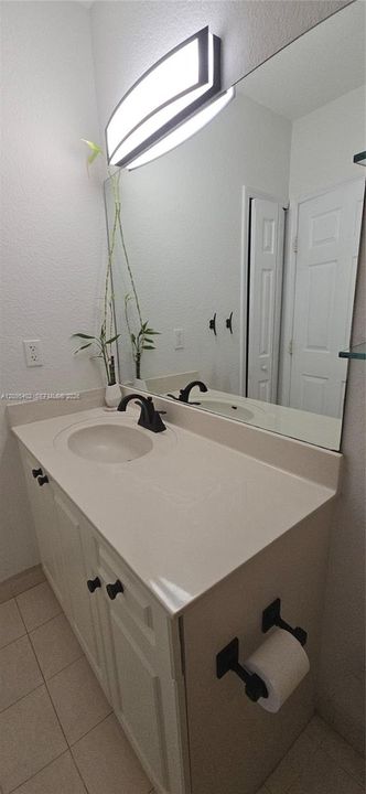 For Rent: $1,700 (1 beds, 1 baths, 746 Square Feet)