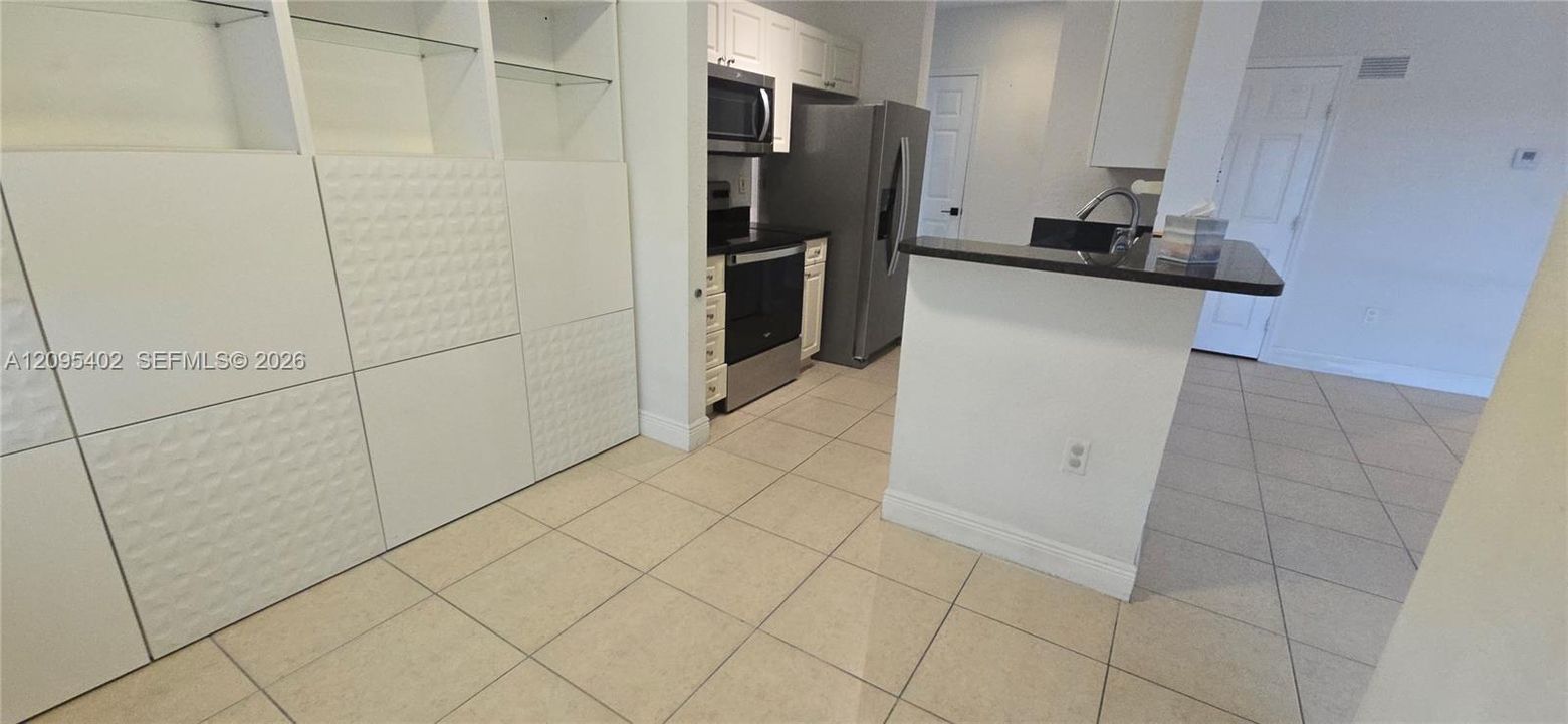 For Rent: $1,700 (1 beds, 1 baths, 746 Square Feet)