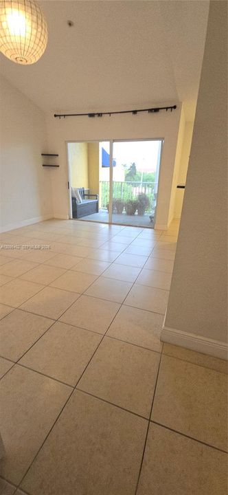 For Rent: $1,700 (1 beds, 1 baths, 746 Square Feet)