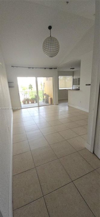 For Rent: $1,700 (1 beds, 1 baths, 746 Square Feet)