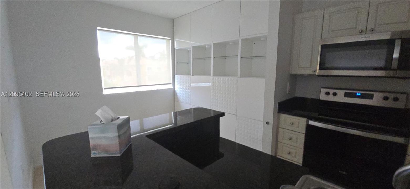 For Rent: $1,700 (1 beds, 1 baths, 746 Square Feet)