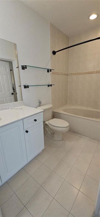 For Rent: $1,700 (1 beds, 1 baths, 746 Square Feet)