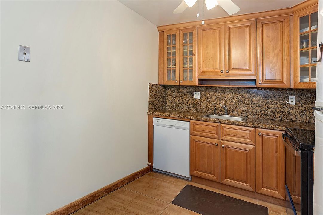 В аренду: $1,795 (1 спален, 1 ванн, 1140 Квадратных фут)