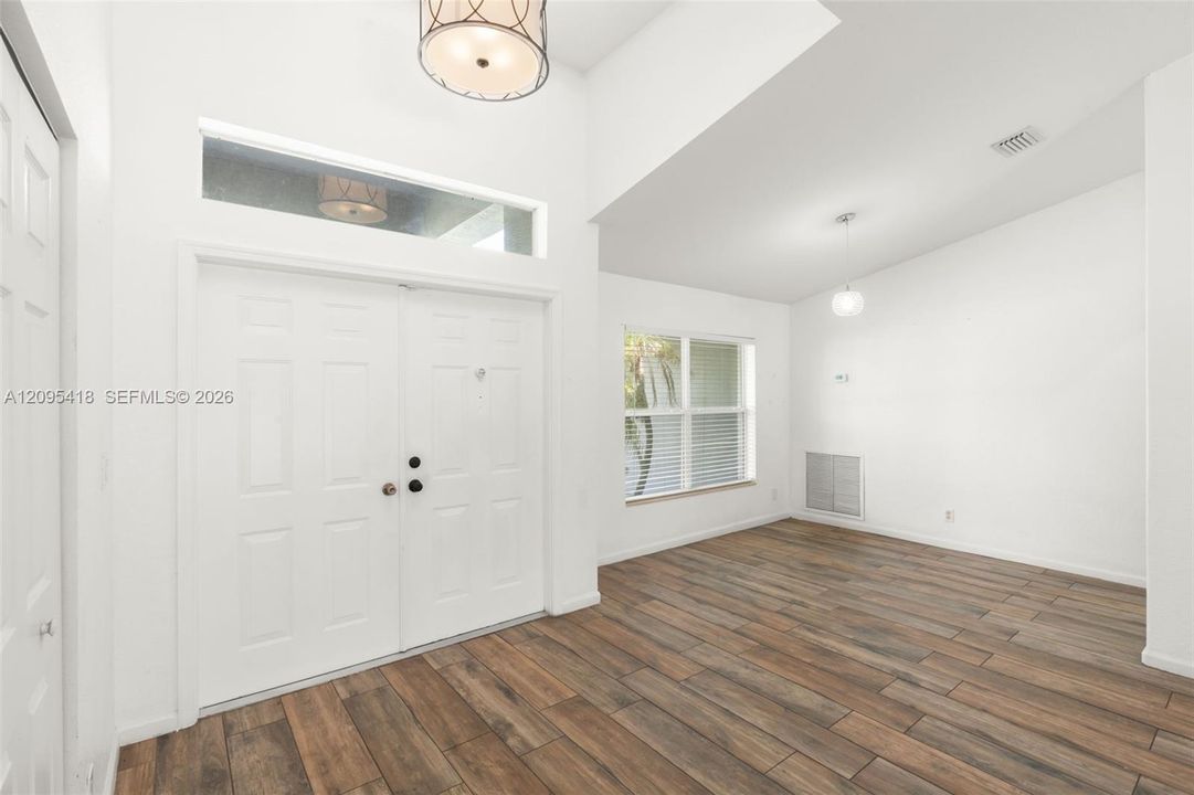 En Venta: $495,000 (4 camas, 2 baños, 2081 Pies cuadrados)