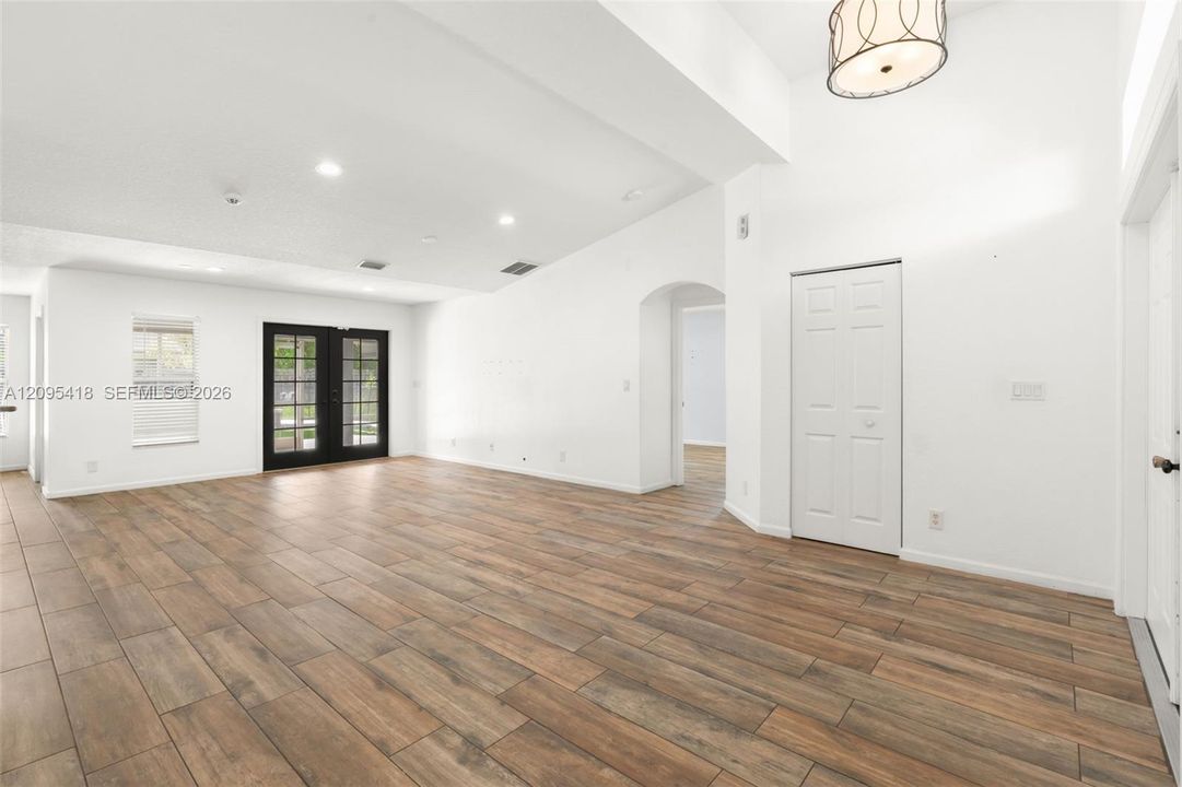 En Venta: $495,000 (4 camas, 2 baños, 2081 Pies cuadrados)