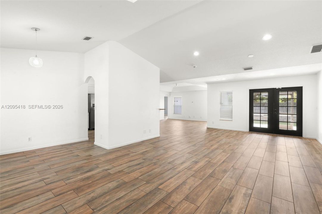 En Venta: $495,000 (4 camas, 2 baños, 2081 Pies cuadrados)
