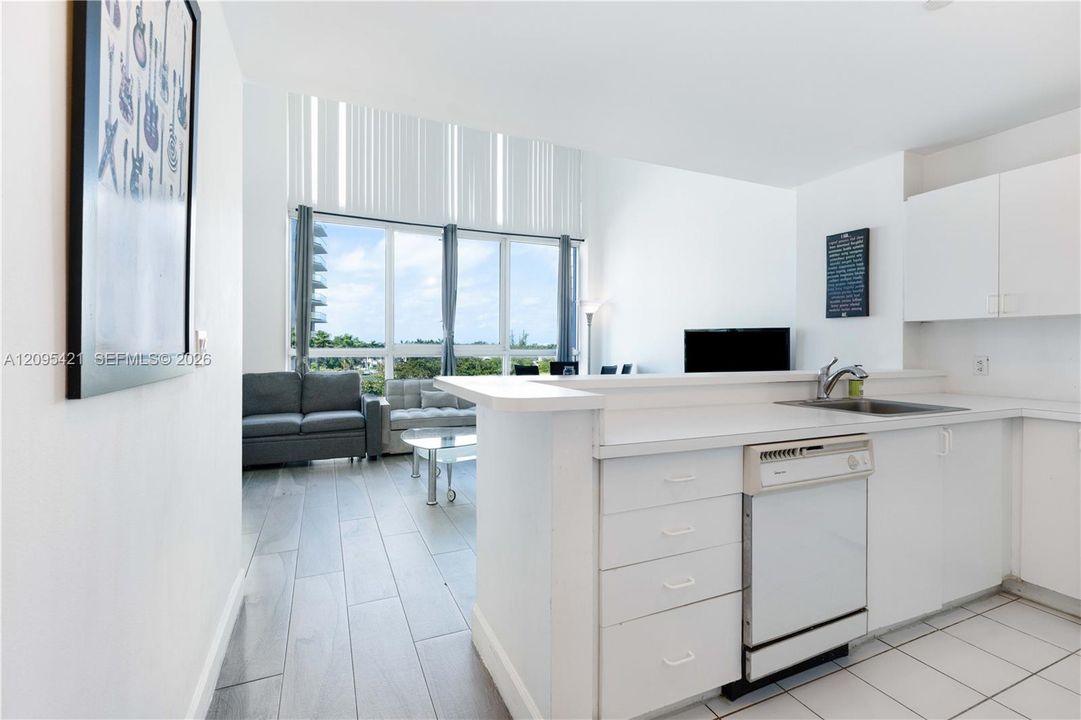 For Sale: $550,000 (1 beds, 1 baths, 830 Square Feet)