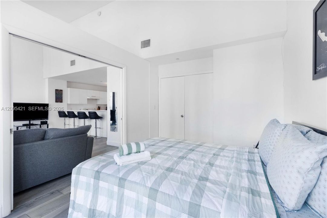 For Sale: $550,000 (1 beds, 1 baths, 830 Square Feet)
